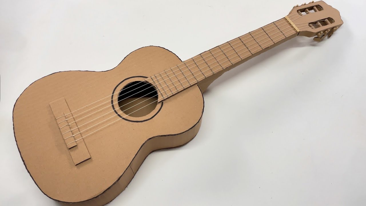 Decorar una guitarra de cartón