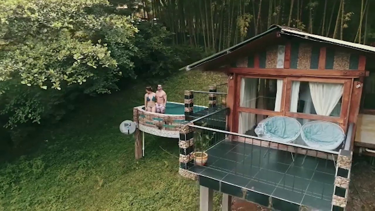 Encanto de casas de madera en el bosque