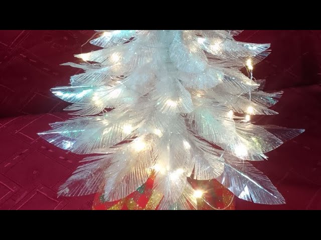 Navidad eco-friendly: árbol con botellas plásticas