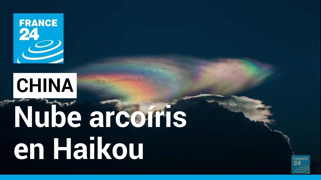 Observa un arcoíris en una nube