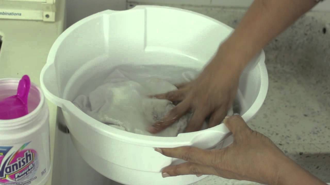 Quitar manchas de lodo de la ropa blanca