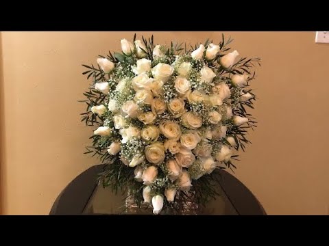 Rosas blancas en forma de corazón