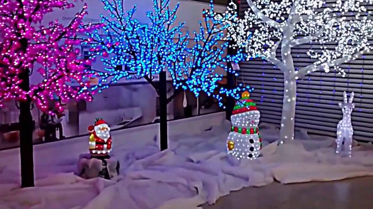 Decoración de navidad con ramas secas y luces